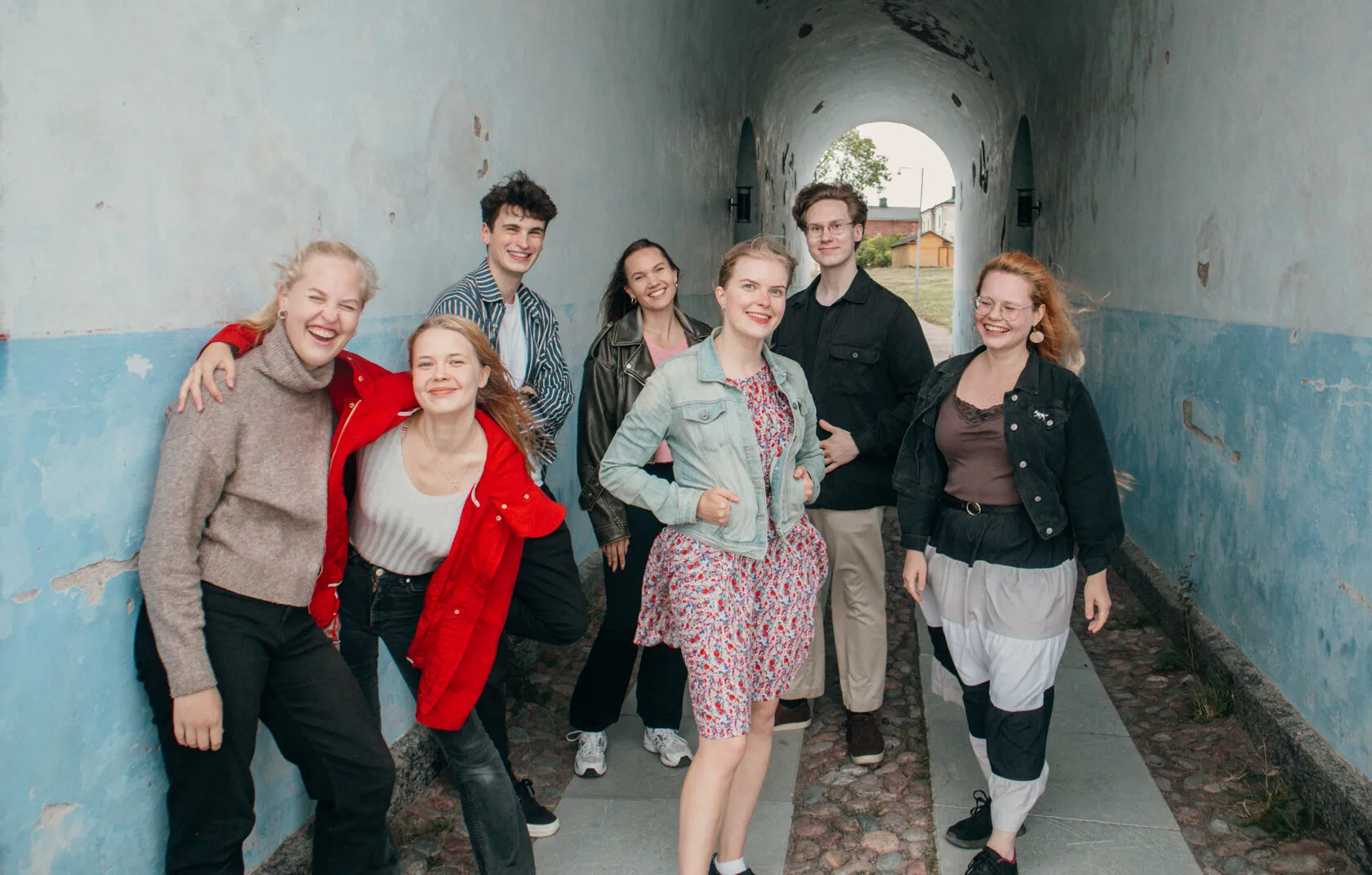 Nuhevilaiset retkellä Suomenlinnassa - porukka hymyilee aurinkoisena päivänä